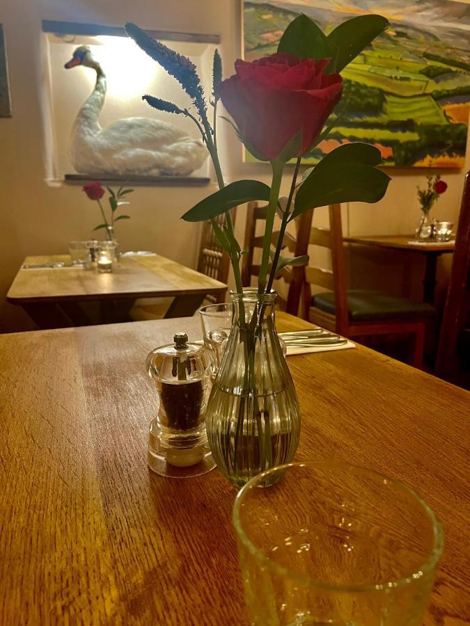 The Swan Inn Swinbrook Берфорд Экстерьер фото