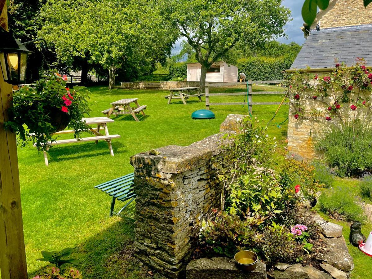 The Swan Inn Swinbrook Берфорд Экстерьер фото