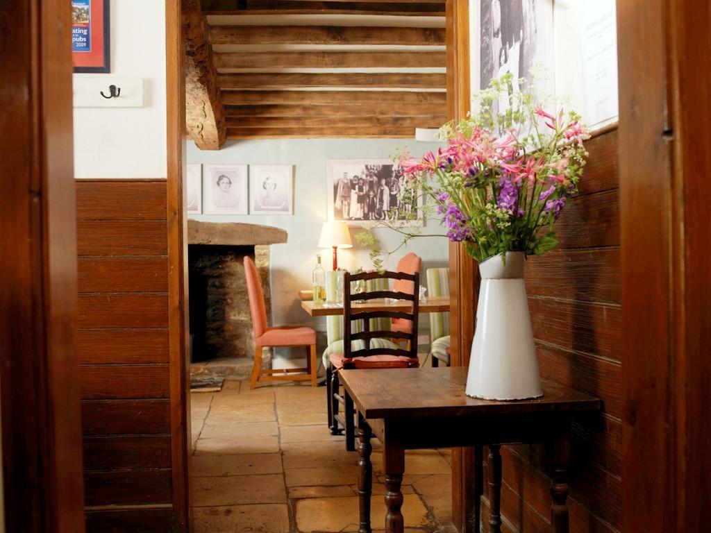 The Swan Inn Swinbrook Берфорд Экстерьер фото